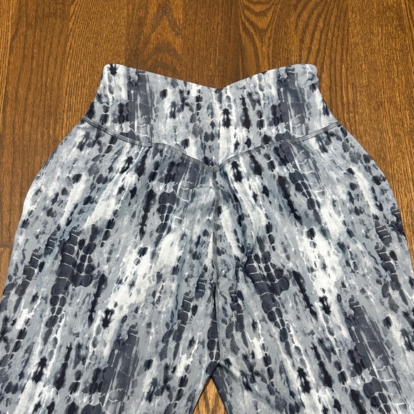 Abstract Patterned Joggers with pockets - Picture 4 of 7